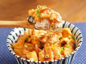 照り焼きのたれが絶品！「鶏むね肉の照りたま丼」レシピ