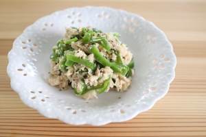 電子レンジですぐに作れる！「ピーマンとツナの粉チーズ和え」レシピ