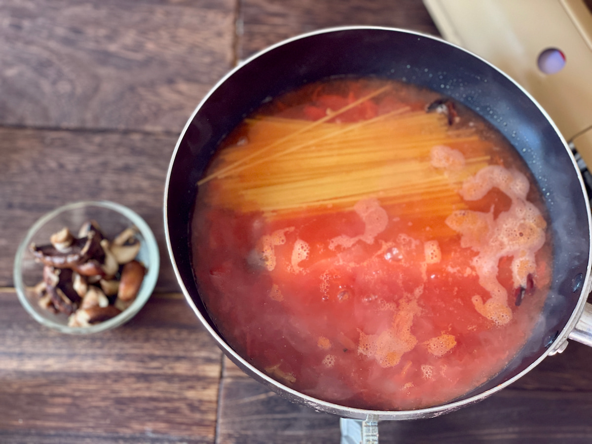 トマトソースで煮込まれるスパゲティ