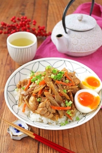 太めのごぼうがおいしい！「きんぴら鶏ごぼう丼」レシピ