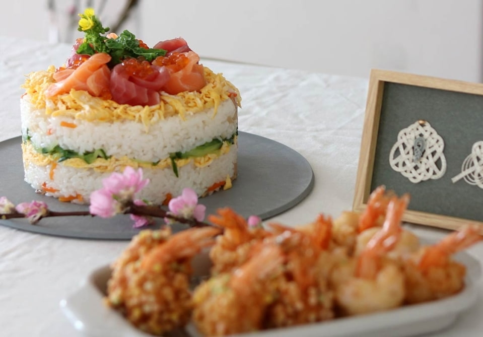 ひな祭りの食卓に♪簡単「ちらし寿司ケーキ」と「えび団子の五色あられ揚げ」の作り方
