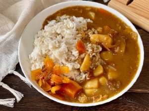 肉じゃが×カレーの絶妙コラボ！もへじの「ごろっと肉じゃがカレー」は具がたっぷりで大満足♪