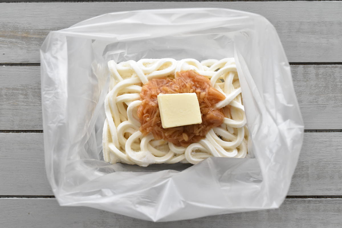 ポリ袋で保存も調理も完結できる「なめたけバターうどん」の冷凍作り置きレシピ