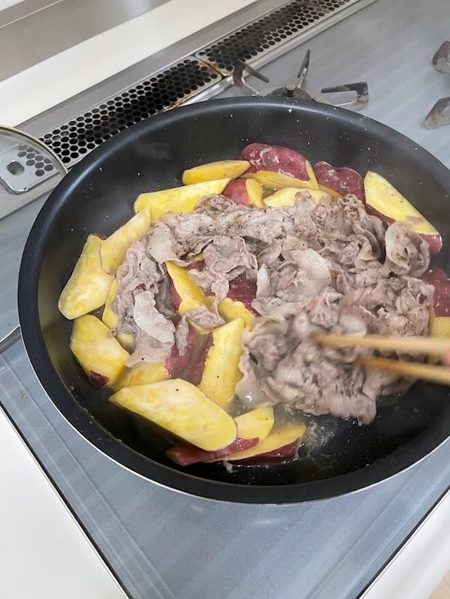 「さつまいもと豚肉の蒸し焼き」レシピ