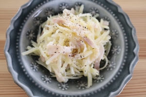 電子レンジでスピード調理！「じゃがいもとベーコンのレンチンおかず」レシピ