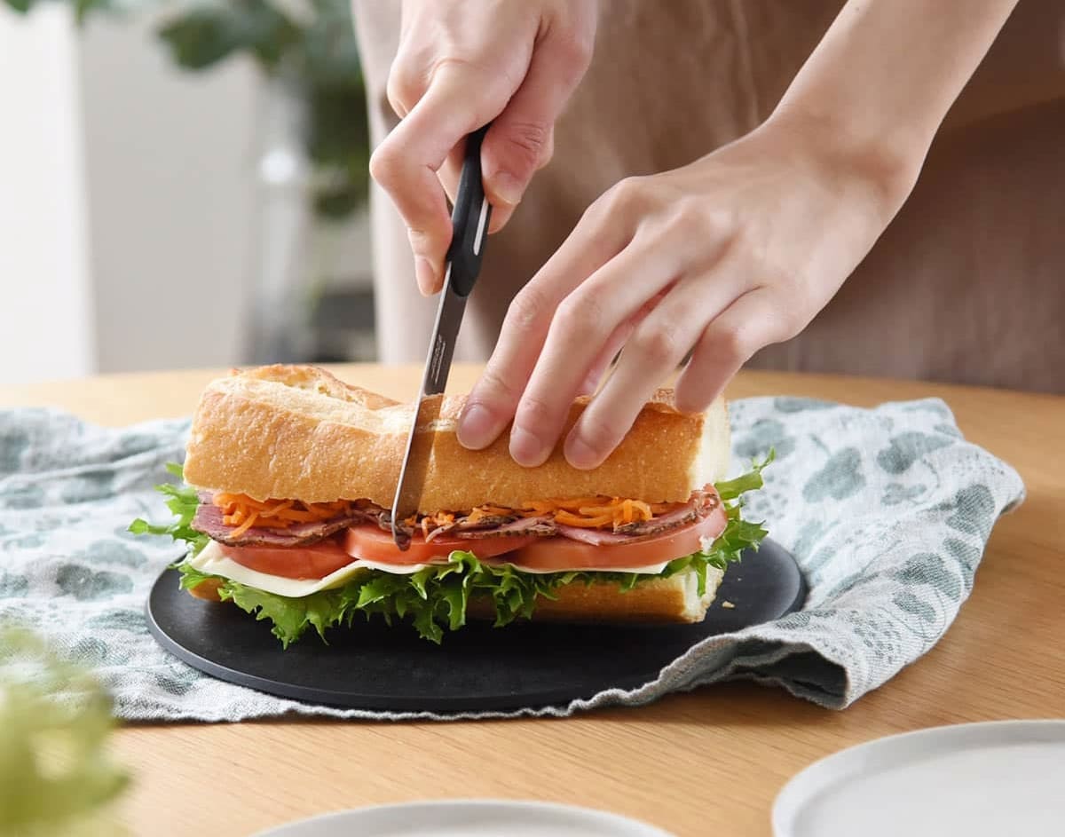 サンドイッチをつぶさずにカットできる！すごい「テーブルナイフ」がマルチに大活躍
