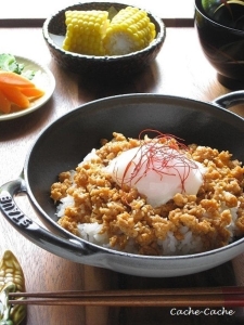 ピリ辛味が後を引く♪手軽に作れる「そぼろ丼」レシピ