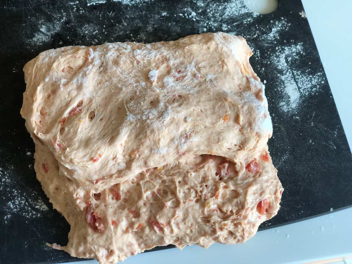 トマトパン　カマンベールチーズ　パン作り　成形
