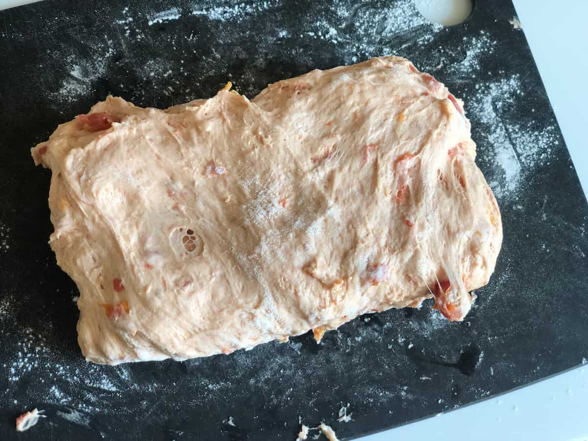 トマトパン　カマンベールチーズ　パン作り　成形