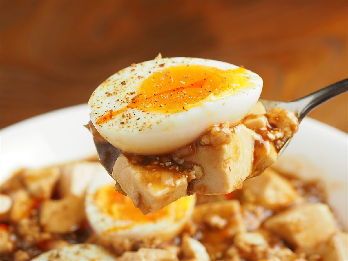 半熟とろとろのゆで卵が食欲そそる！「鶏ひき肉の麻婆豆腐」レシピ