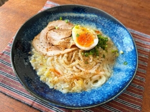 冷凍うどん好きの方へ！友達にも好評だった「冷やしねぎ塩ラーメン風うどん」レシピ