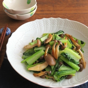 5分で簡単に作れる！「小松菜としめじのバター醤油炒め」レシピ