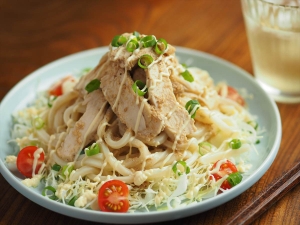 鶏むね肉のレンジ蒸しで忙しい日でも簡単！「冷やしごまだれうどん」