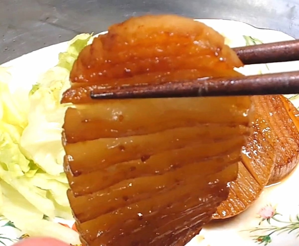 蛇腹切りで味がしみしみ♪つぶやき食太郎さんの「伸びーる大根ステーキ」レシピ