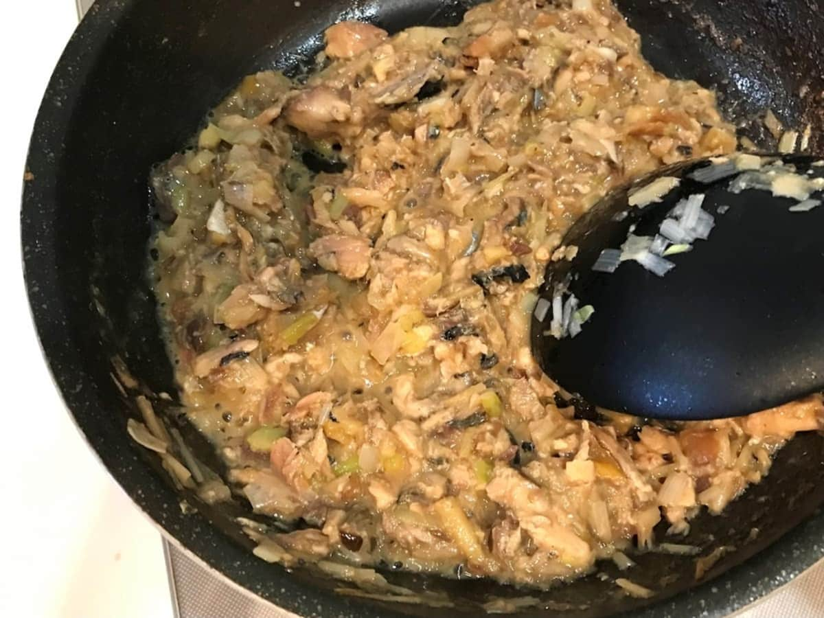 フライパンで煮込む２　さっぱり梅さばそぼろ丼　まいのおやつ