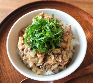 だしをかけてもおいしい！水煮缶でかんたん「さっぱり梅さばそぼろ丼」