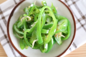 旬のピーマンで食費節約お助けレシピ「ピーマンとちりめんの炒め物」