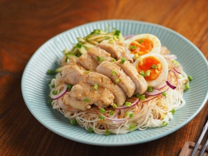 味もボリュームもこれなら大満足！「エスニックゆで鶏そうめん」