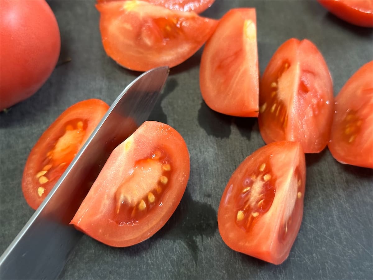 しにゃさんの「トマトとしらすの和風マリネ」レシピ 工程1