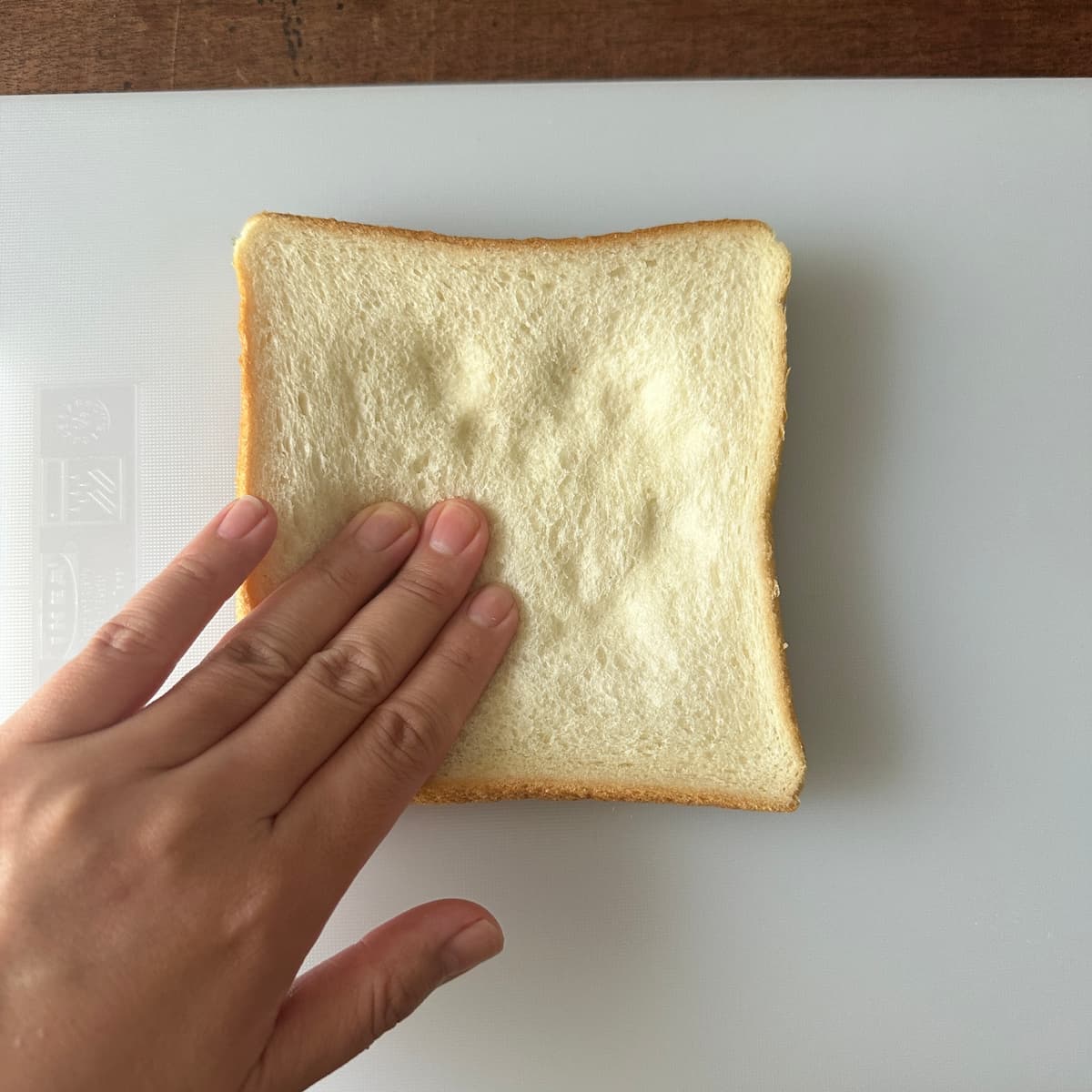 食パンを凹ませてる図