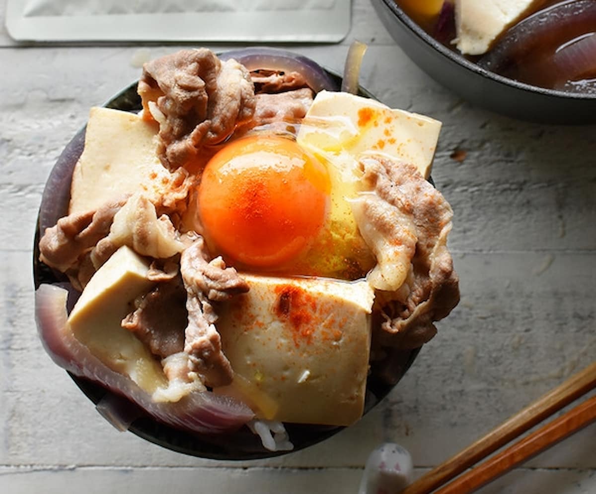 かさ増し効果でボリュームばっちり！「豚肉×豆腐丼」レシピ