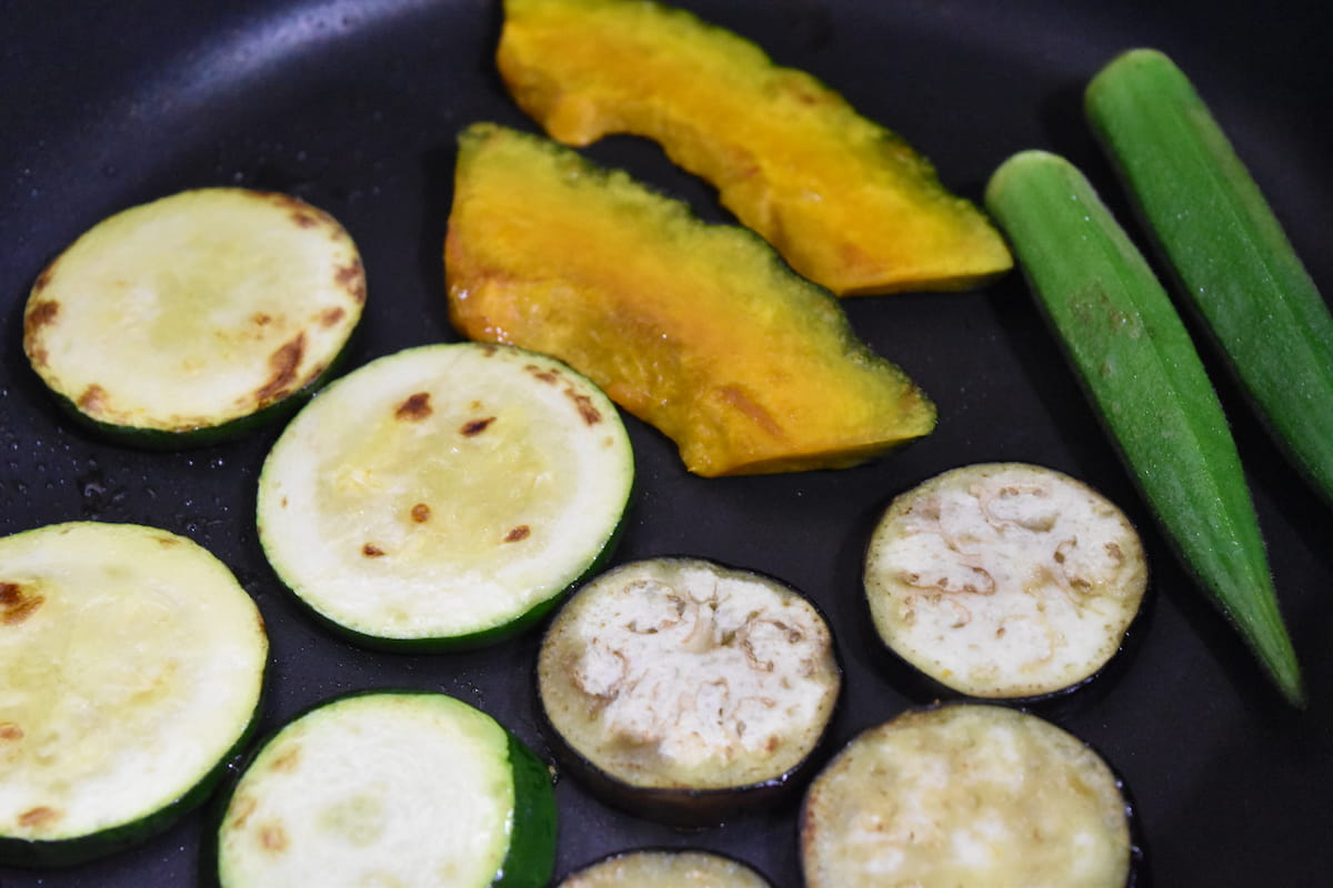 夏野菜を焼く(夏野菜のバターチキンカレー)