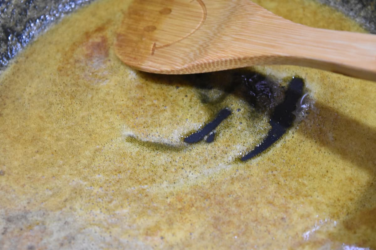 カレー粉とバターを炒める(夏野菜のバターチキンカレー)