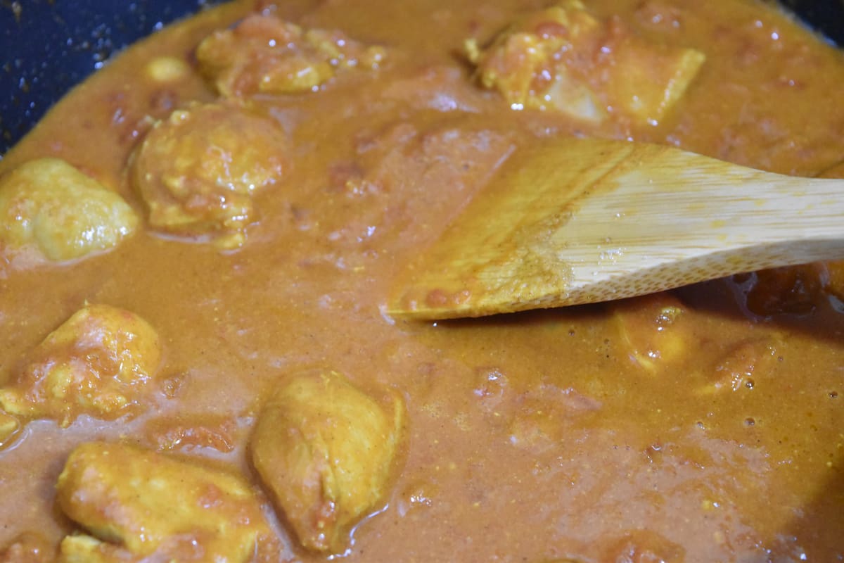 よく混ぜる(夏野菜のバターチキンカレー)