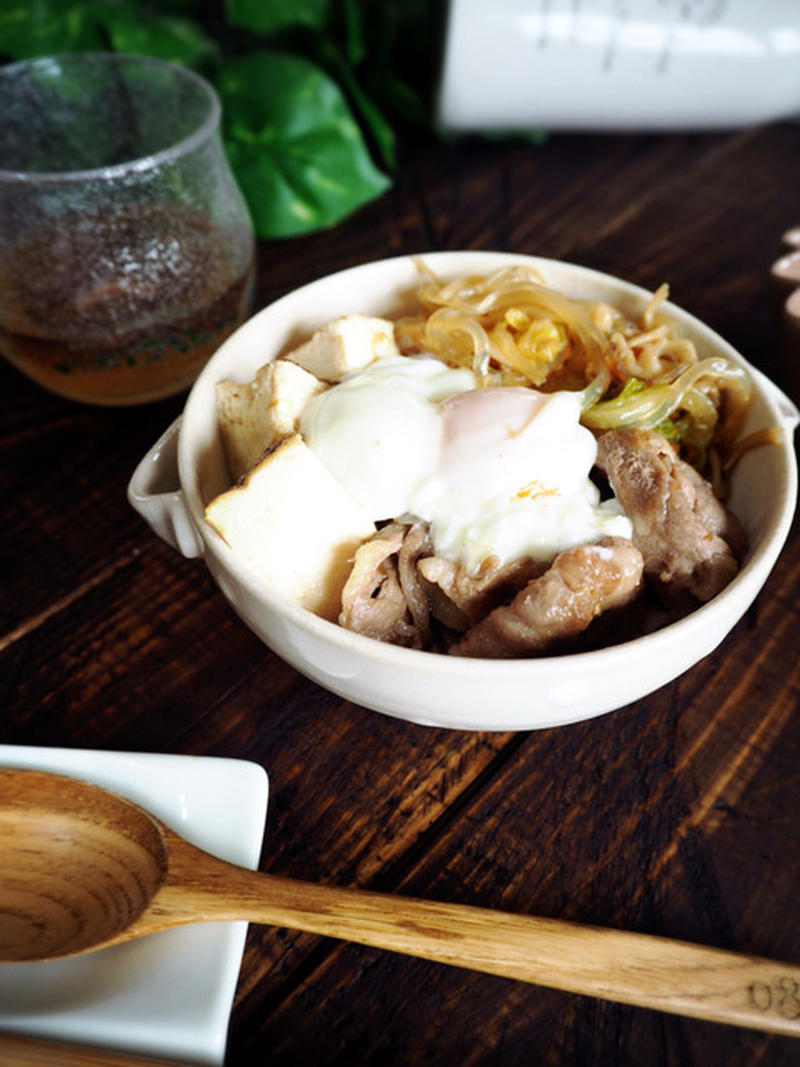 かさ増し効果でボリュームばっちり！「豚肉×豆腐丼」レシピ