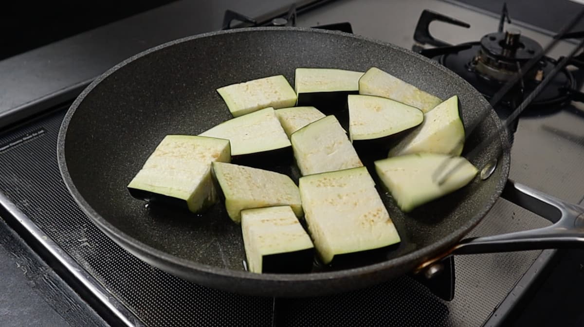 皮に油を馴染ませる　ナスを切る　夏野菜の焼き浸し だれウマ