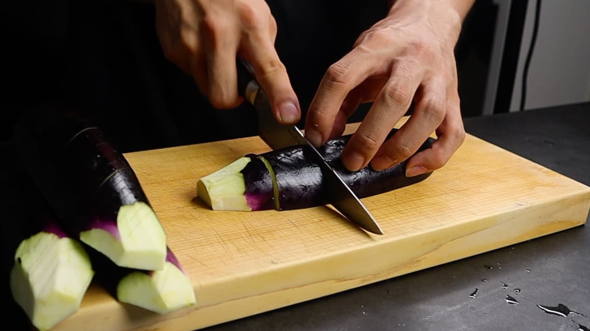 ナスを切る　夏野菜の焼き浸し だれウマ