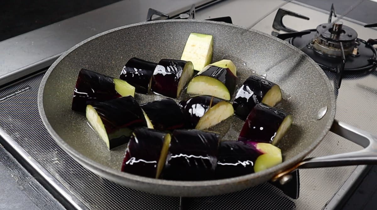 実に油を馴染ませる　夏野菜の焼き浸し だれウマ