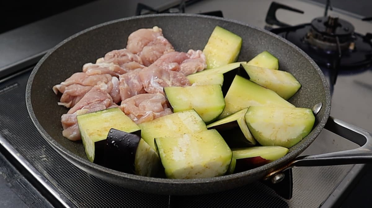 鶏肉を加える　夏野菜の焼き浸し だれウマ