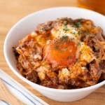 ハンバーグを丸めずに超時短！じゅわっと肉汁広がる「のっけロコモコ丼」