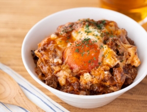 ハンバーグを丸めずに超時短！じゅわっと肉汁広がる「のっけロコモコ丼」