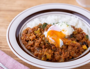 暑い日に食べたい！水なし＆レンジで超濃厚な「夏野菜の無水カレー」