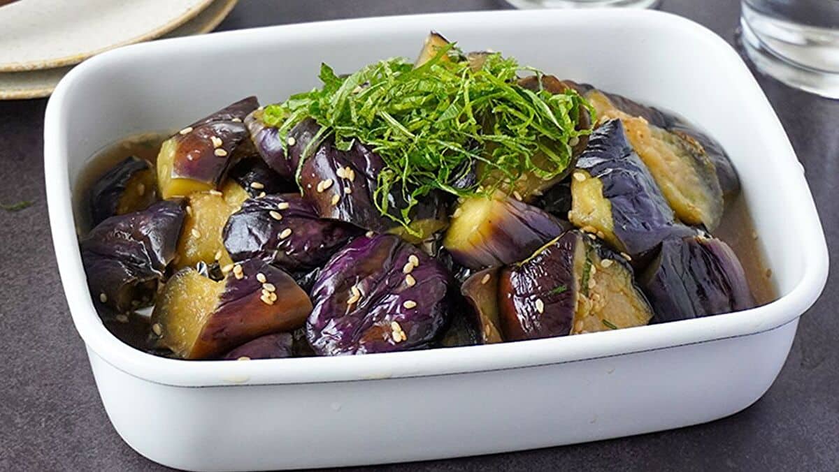 電子レンジや少量の油でできる！揚げない「なすの煮びたし