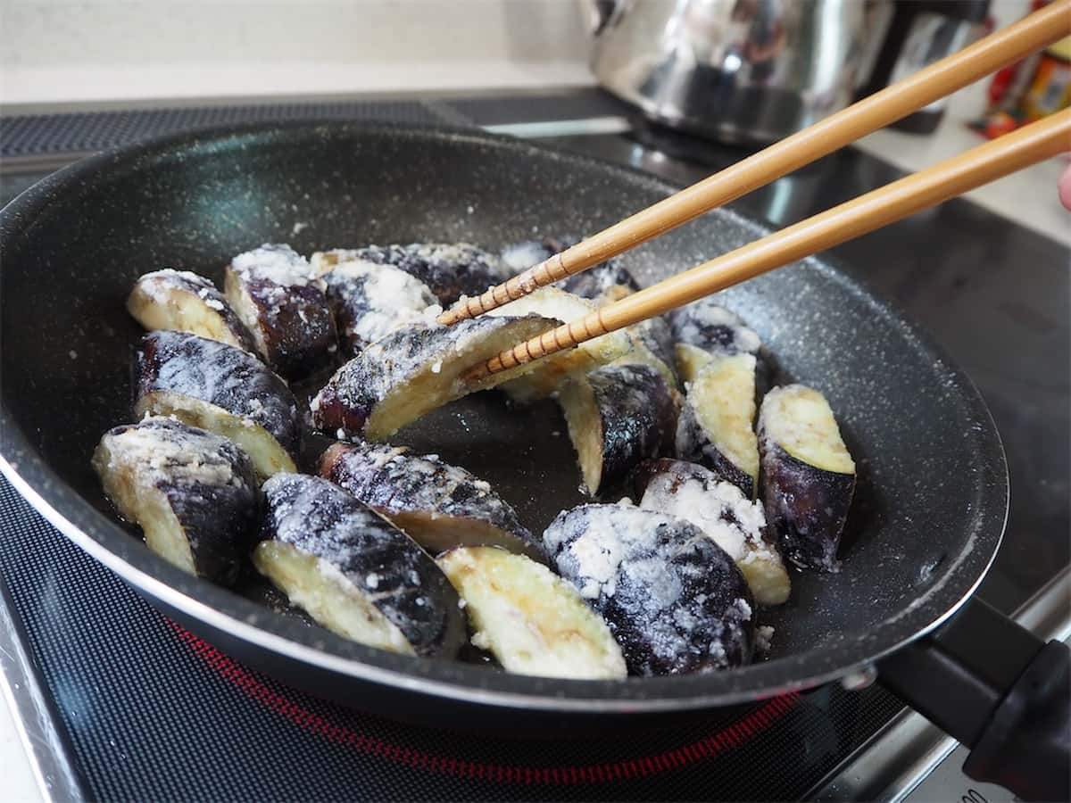 しにゃさんの豚こまがジューシーに♪「豚肉となすの甘酢炒め」レシピ 工程6