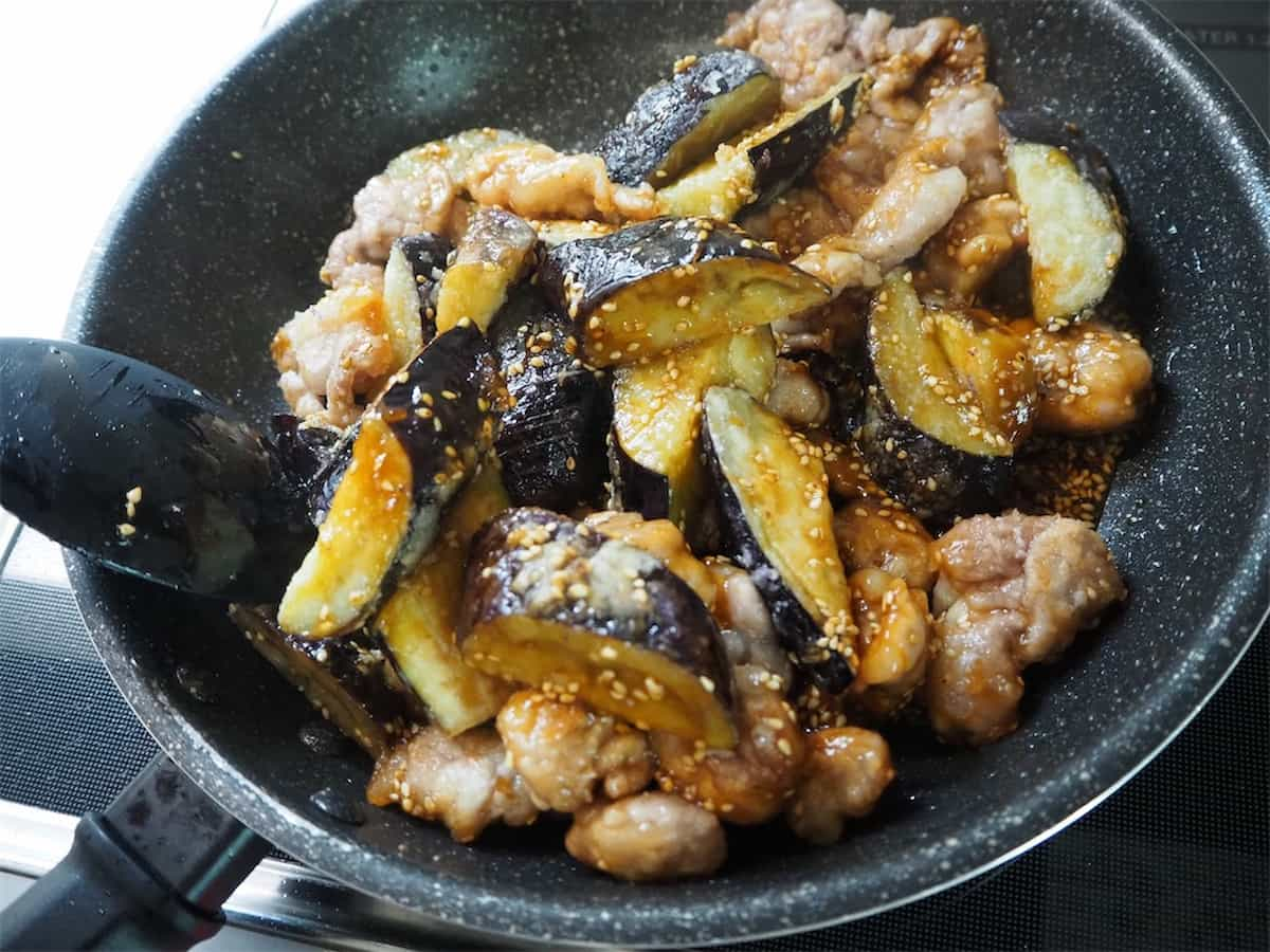 しにゃさんの豚こまがジューシーに♪「豚肉となすの甘酢炒め」レシピ 工程8c