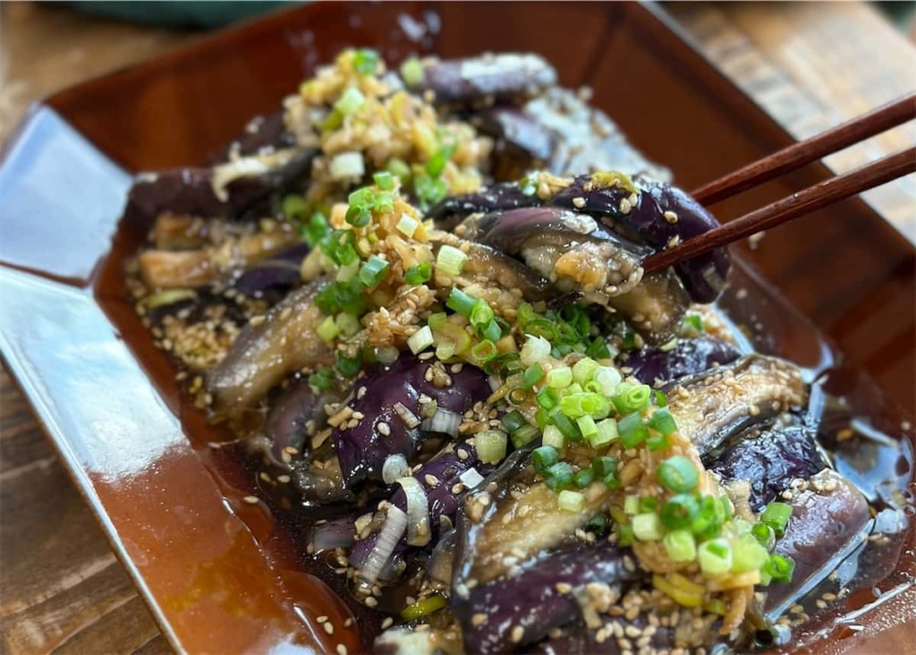 とろ～りおいしい！「レンチンなすのやみつき香味だれ」レシピ