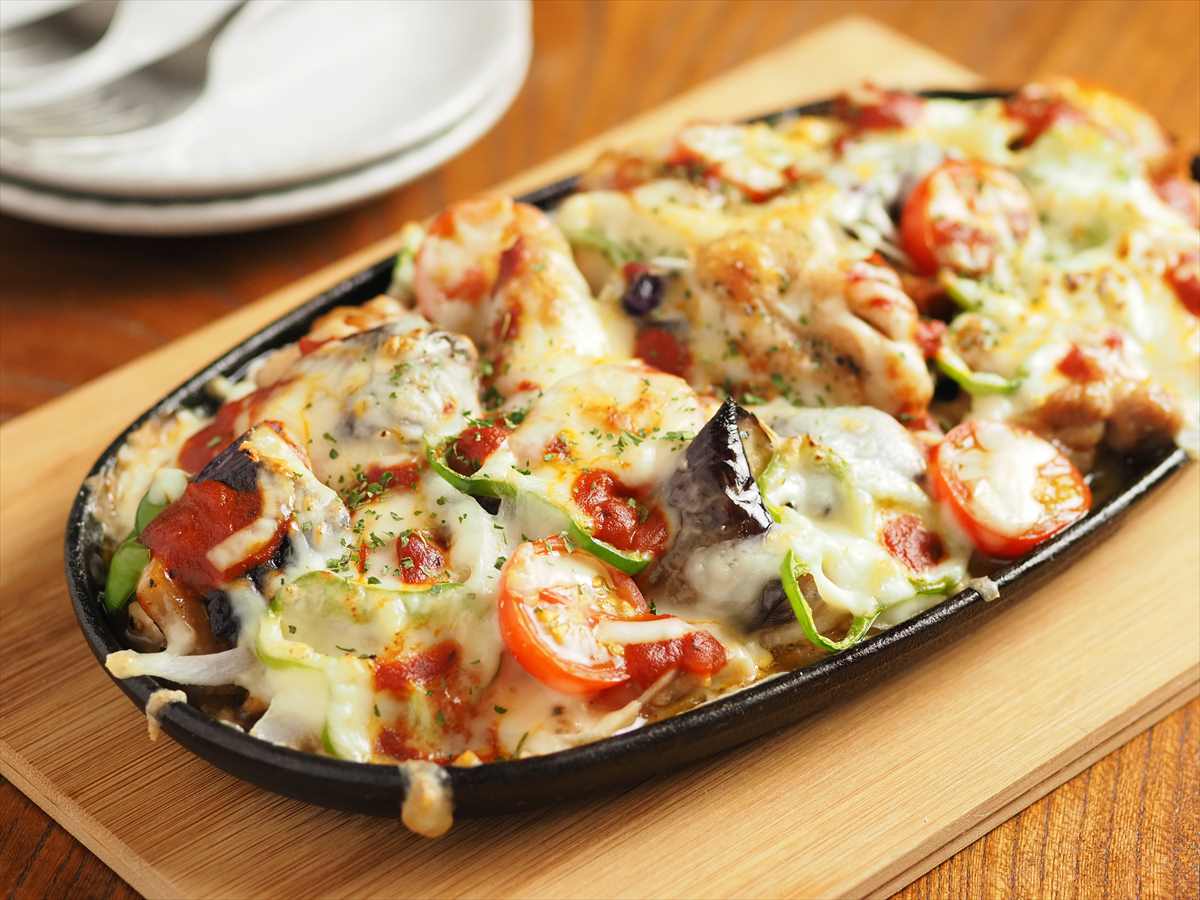 熱々とろ～り！「鶏もも肉となすのピザ風」レシピ