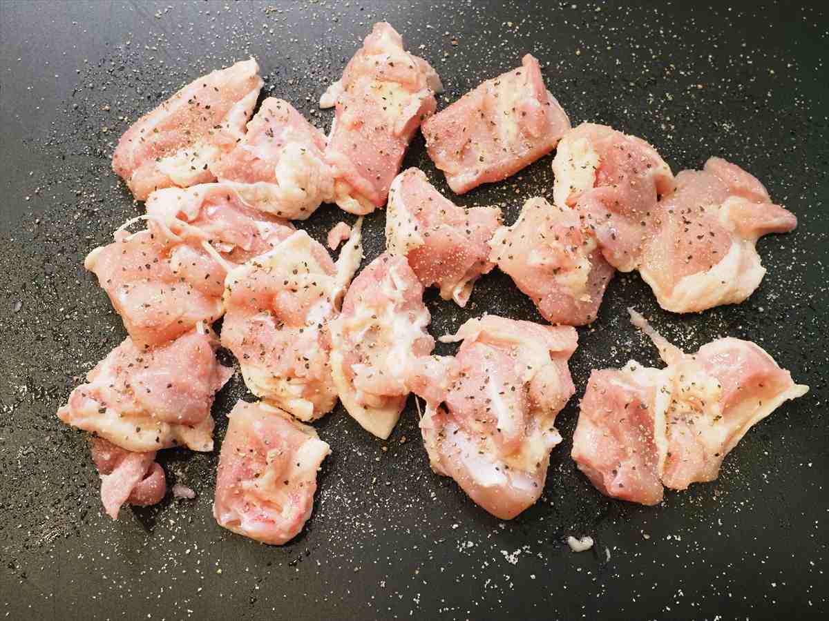 鶏もも肉と茄子のピザ風鉄板焼き