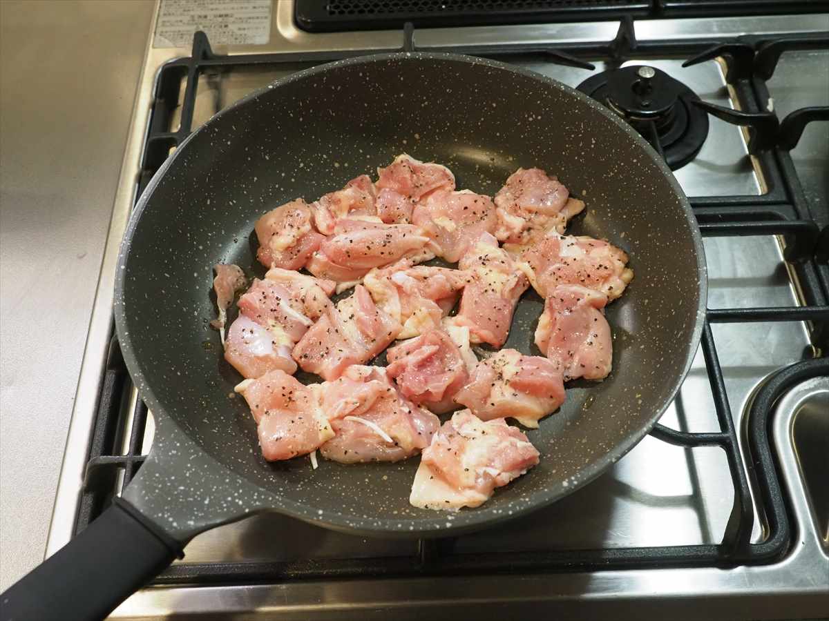 鶏もも肉と茄子のピザ風鉄板焼き