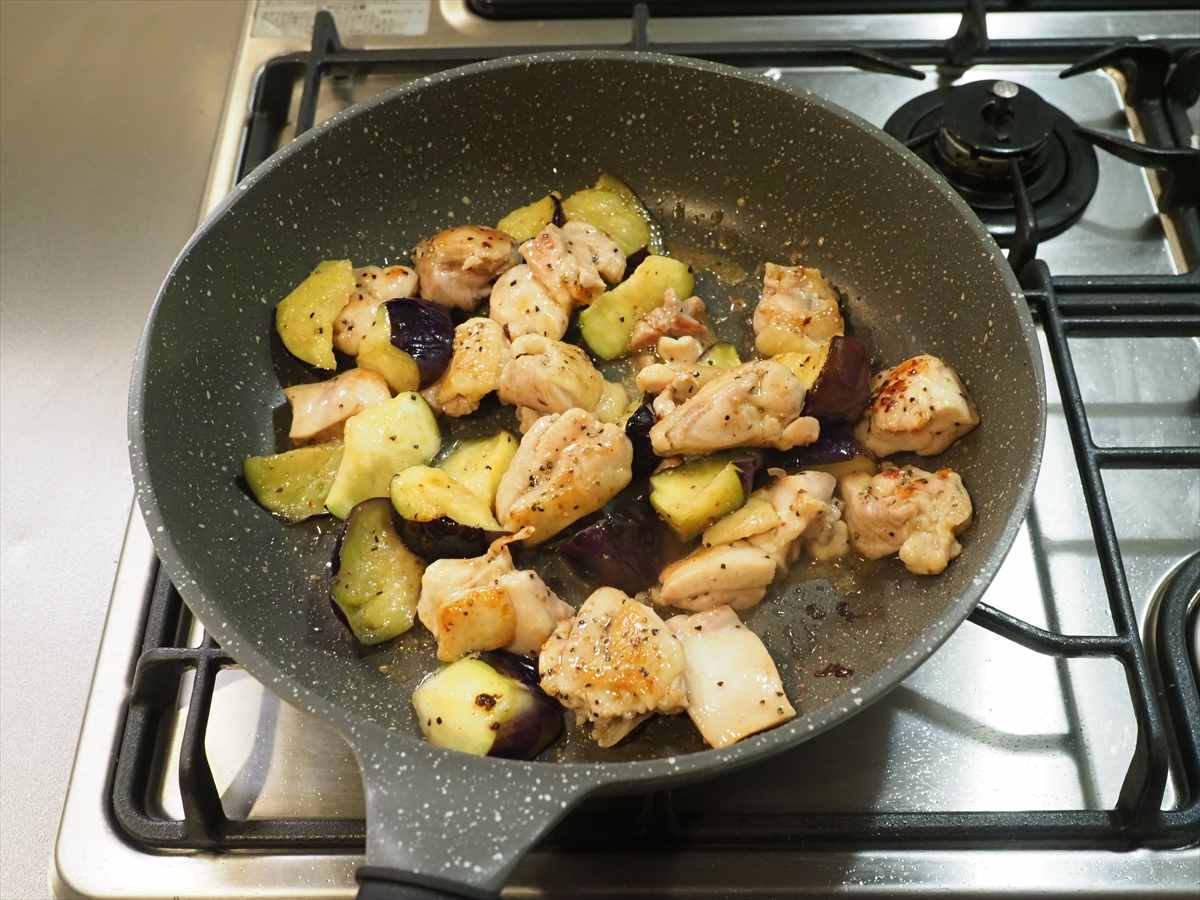 鶏もも肉と茄子のピザ風鉄板焼き