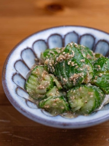 漬け込みナシ！5分で作ってすぐに食べられる「蛇腹きゅうりの旨ごま塩和え」