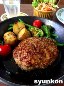 ひき肉+豚こま肉でコスパ最強！家で作れる「本気のあらびきハンバーグ」
