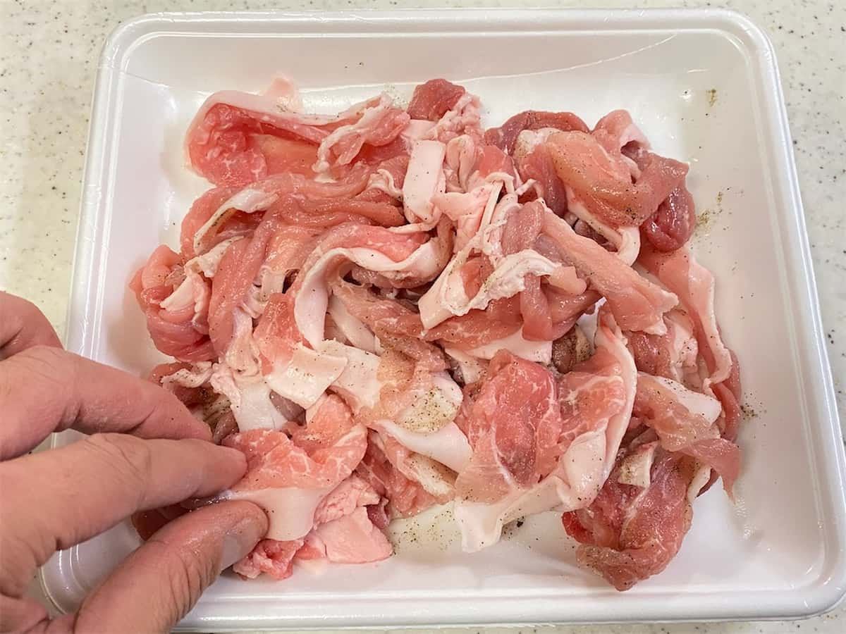 しにゃさんの「豚こま肉とじゃがいものカリカリチーズ焼き」レシピ 工程1