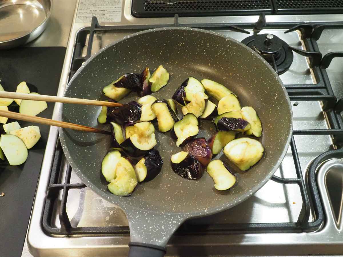 鶏むね肉とトマト缶で大量調理！タンパク質ガッツリ！　鶏むね肉と茄子のトマト煮