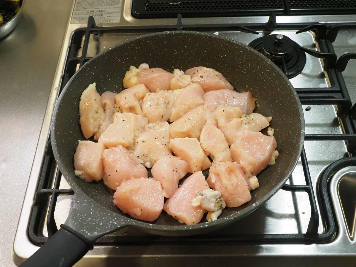 鶏むね肉とトマト缶で大量調理！タンパク質ガッツリ！　鶏むね肉と茄子のトマト煮