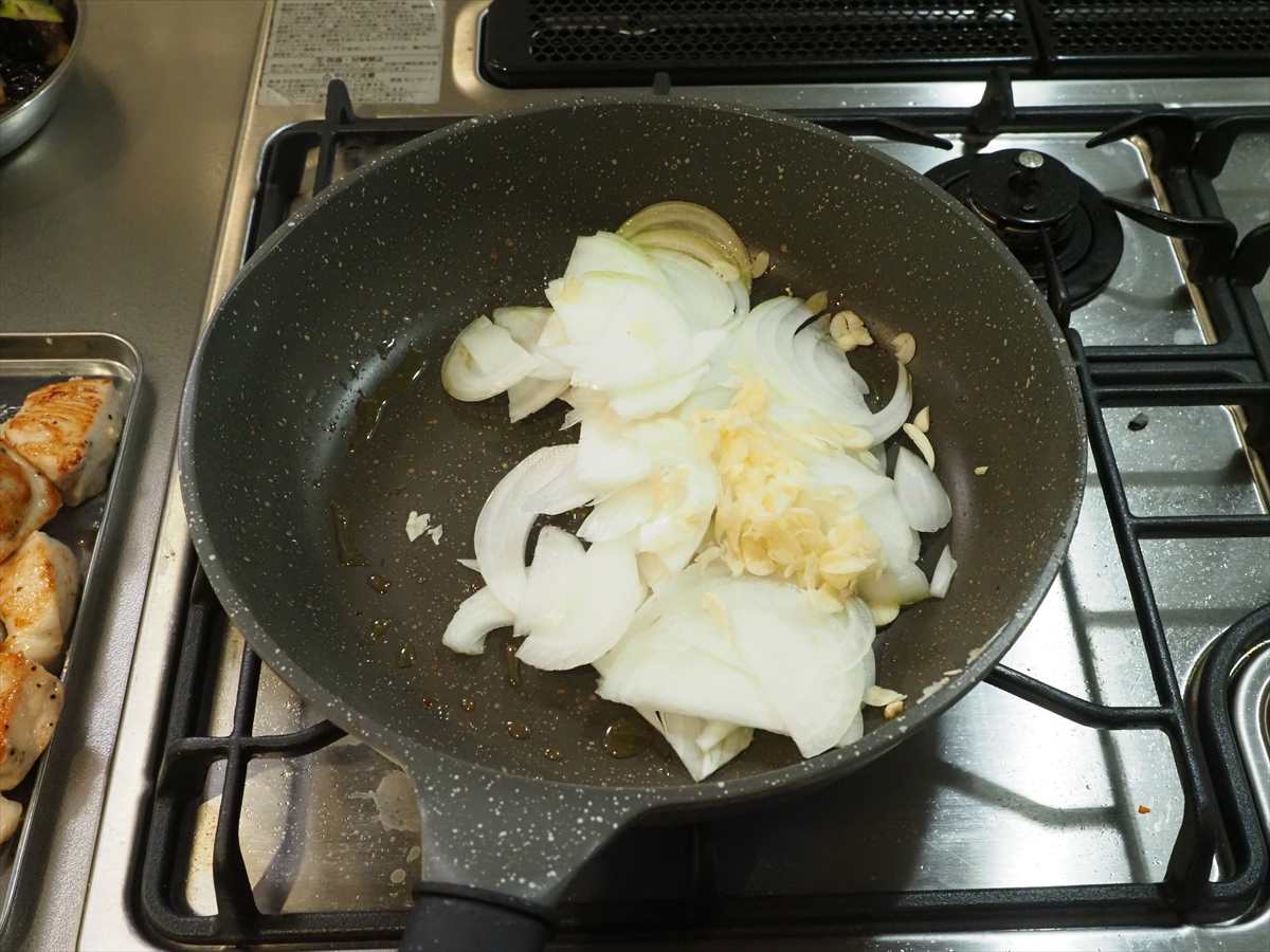 鶏むね肉とトマト缶で大量調理！タンパク質ガッツリ！　鶏むね肉と茄子のトマト煮